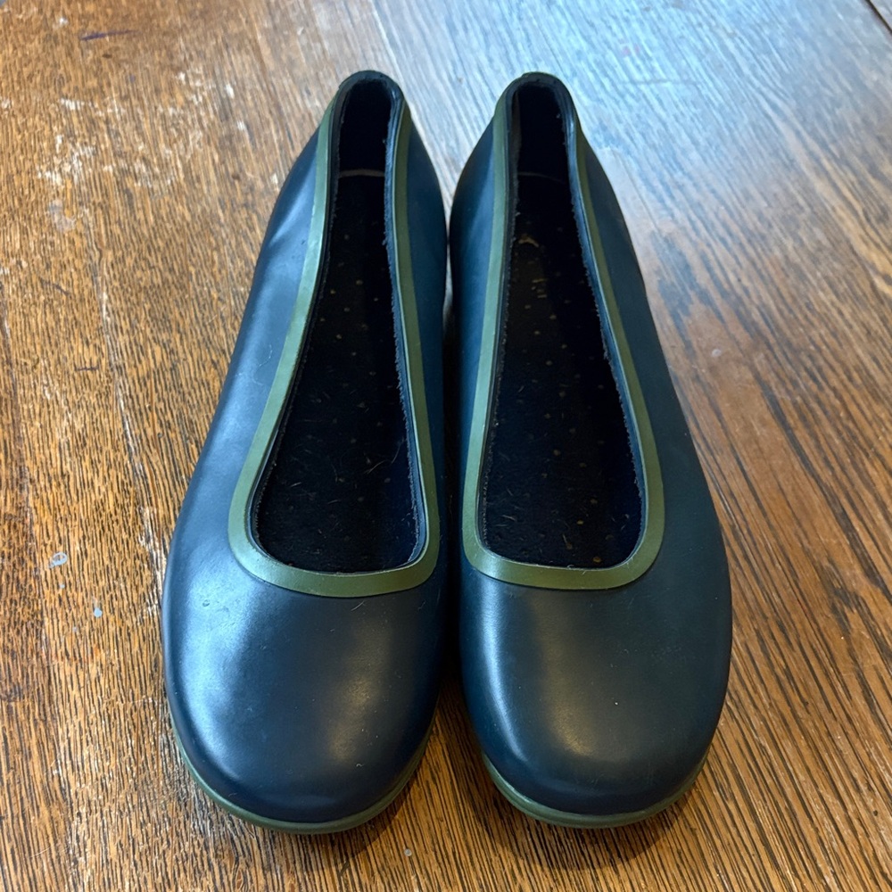 Cougar slip on Rubber ballet flats women’s size 8